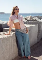 Pantalón de jean celeste de corte ancho, con cintura alta y detalle de crochet en la cintura.
