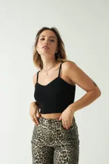 Top tejido color marrón con escote corazón y espalda recta.