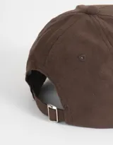 Gorra marrón chocolate de efecto gamuza con bordado frontal y regulador metálico trasero.