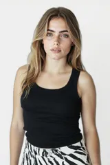 Musculosa corta de algodón color rosa claro, con cuello redondo y sisas anchas.