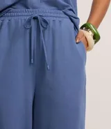 Pantalón recto color marrón claro, confeccionado en tejido orly con viscosa certificada, cintura elastizada con lazo ajustable.