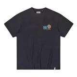 Remera de manga corta color negro, con cuello redondo y un pequeño estampado frontal que incluye el logo de Critical Slide, una palmera y un sol poniente con colores vibrantes.