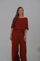 Pantalón de lino color bordó, de corte palazzo y cintura elástica.
