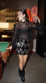 Minifalda negra con lentejuelas y bordado de corazones dorados.