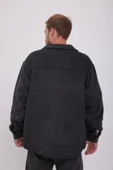 Sobrecamisa de manga larga color gris oscuro, con cierre de botones y bolsillos en el pecho.