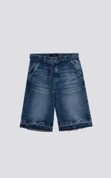 Bermuda larga de denim con calce oversize, desgaste y ruedo desflecado.