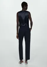 Pantalón de vestir azul marino, de corte recto, con bolsillos laterales y traseros.
