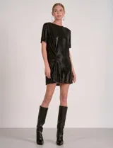 Vestido corto de manga corta, color negro con brillo metálico, confeccionado en lurex. Presenta un detalle de nudo o frunce en la parte delantera inferior.