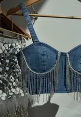Top de jean celeste con lycra y tiras de strass en el busto.