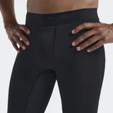 Mallas de compresión negras de capa base, ajustadas al cuerpo, diseñadas para usarse debajo de otra ropa deportiva. Presentan pretina elástica plana y refuerzo de malla en el interior de la pierna para mayor transpirabilidad.