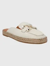 Sandalia mule color blanco con aplique metálico dorado y suela de yute.