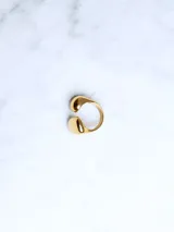 Anillo dorado con diseño irregular y forma orgánica.