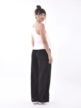 Pantalón de vestir color amarillo claro, de corte recto y tiro alto, con cintura elástica ajustable con cordón.