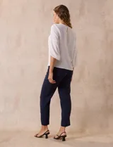 Blusa de gasa color blanco con estampado de hojas verdes, de mangas 3/4 abullonadas con puños elásticos.