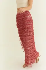 Pollera larga de fiesta color rosado con textura de flecos, calce recto y cintura alta.