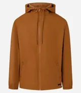 Campera rompevientos color verde oliva, con capucha ajustable con cordón, cierre frontal con cremallera, bolsillos laterales con cremallera y puños elásticos.