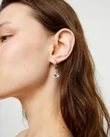Par de aros de aro plateados con dije colgante en forma de ojo con cristal azul facetado.