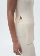 Pantalón largo de punto de canalé color crema, con cintura elástica, corte flare y tejido fino.