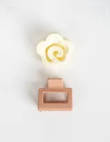 Set de dos broches para el pelo: uno con forma de flor color crema y otro cuadrado color durazno.
