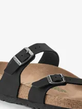 Sandalias Birkenstock Mayari color negro con dos tiras delgadas ajustables con hebilla metálica y tira entre los dedos.