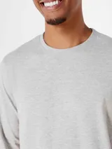 Camiseta negra de manga larga con cuello redondo.