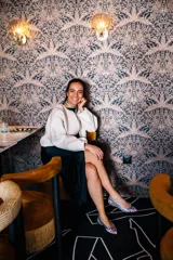 Bailarinas con estampado animal print, ribete superior en zig zag color lila y suela plana.