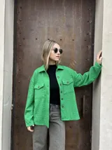 Sobrecamisa blanca con textura, cuello clásico y botones frontales.