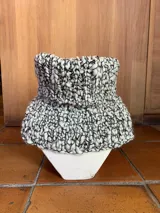 Cuello tejido a mano en pura lana merino color blanco y negro. Tiene tajos a los costados.