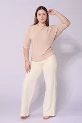 Pantalón de jean color crudo, corte wide leg, tiro alto y confeccionado en tela con lycra.