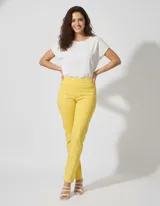 Pantalón largo color verde agua, de gabardina elastizada marca Zac & Rachel, con pretina ancha y faja interna modeladora. Presenta costura frontal pespunteada y bolsillos ojal simulados en la parte trasera.