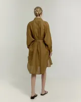 Vestido camisero negro de ramio con cuello mao, mangas largas abullonadas, cierre frontal con botones blancos y lazo a la cintura.