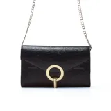 Cartera de mano negra con textura, solapa con cierre de broche metálico dorado y cadena dorada para colgar al hombro.