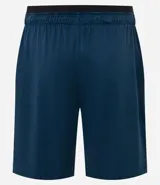 Bermuda deportiva masculina, modelo long, confeccionada en microfibra color verde militar, con cintura elástica, cordón de ajuste y bolsillos laterales.