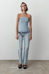 Pantalón de jean celeste de corte recto y largo, con tiro medio y cinco bolsillos.