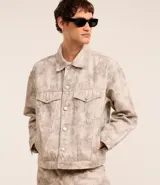 Campera masculina de sarga con estampa abstracta, corte boxy, cuello inglés, manga larga con puños abotonados, cierre frontal abotonado y bolsillos delanteros.