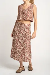 Falda midi de viscosa color marrón con estampado de hojas en color crema.