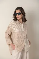 Camisa italiana color beige, de algodón con broderie y apliques calados con lurex, de corte holgado y mangas 3/4.
