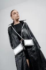 Billetera grande de cuero color verde oliva con correa de hombro desmontable. Tiene espacio para tarjetas, billetes, documentos y un bolsillo con cierre.