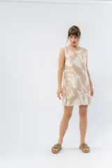 Vestido corto sin mangas, con estampado de hojas color beige sobre fondo blanco.