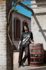 Remerón negro con estampado de flores y texto en blanco.