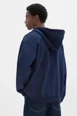 Campera con capucha azul marino, con cierre frontal, bolsillos laterales y puños y cintura acanalados.