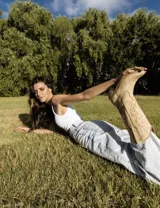 Bota de cuero color beige con bordados de estilo western.