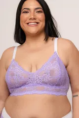 Bralette de puntilla elastizada color celeste, con forro interno, breteles regulables y ganchos en la espalda.