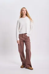 Sweater tejido de punto calado color blanco, de corte holgado y largo crop.