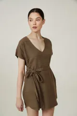 Vestido corto color marrón con escote en V, mangas cortas y lazo en la cintura.
