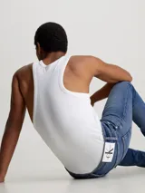 Pantalón de jean slim fit azul medio vintage, con talle bajo, cinco bolsillos y cierre con cremallera.