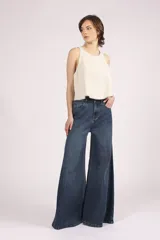 Pantalón de jean azul oscuro, de corte wide leg.