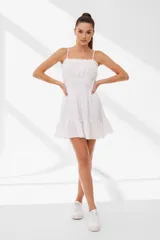 Minivestido blanco de algodón con breteles finos, escote recto, corte imperio con elástico en la cintura y falda con volados.