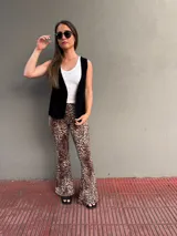 Chaleco negro de cuero con corte clásico y solapas.