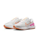 Championes Nike Renew Run 4 color blanco con detalles en naranja y rosa.